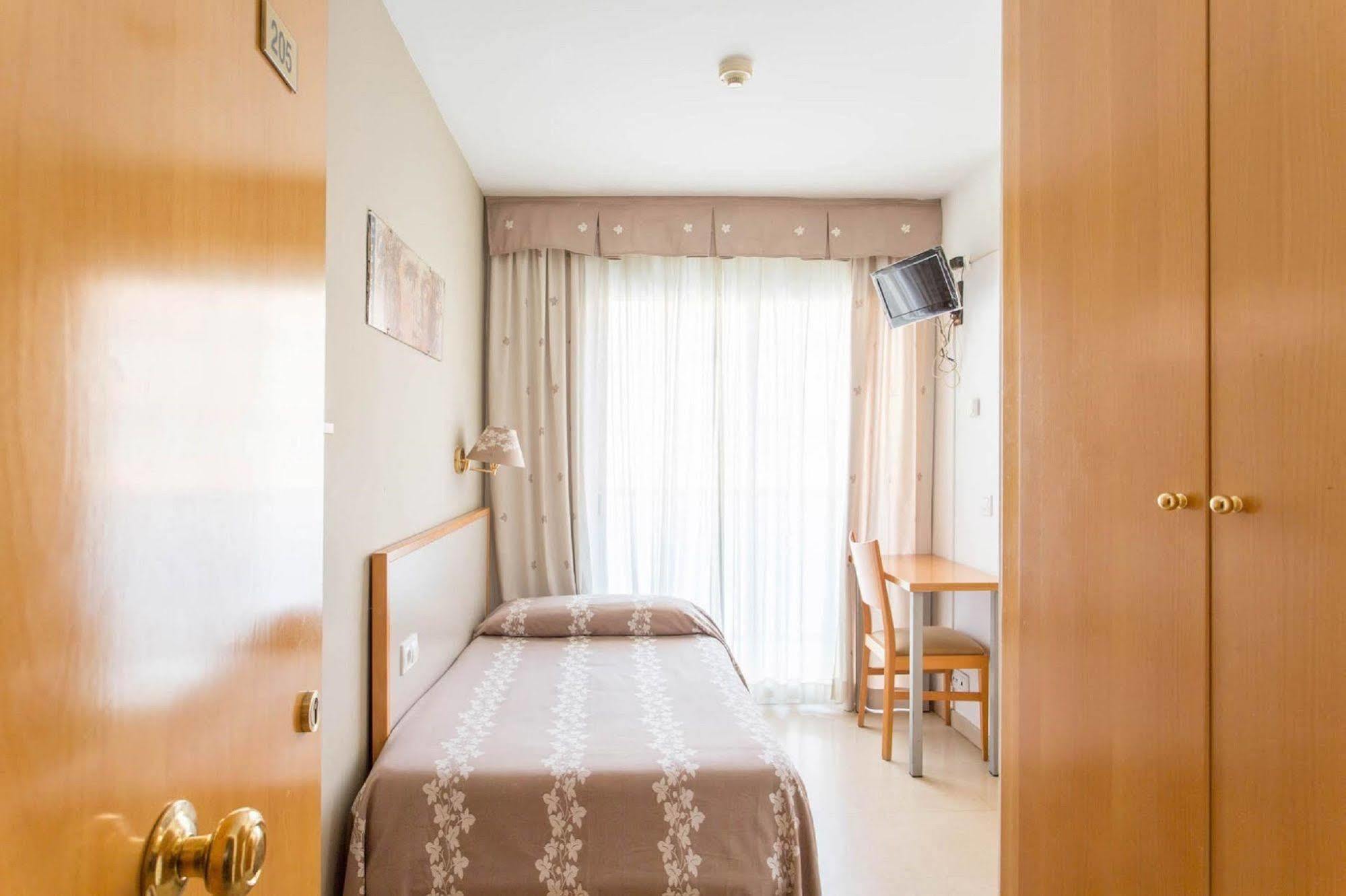 Hotel Cosmos Тарагона Екстериор снимка