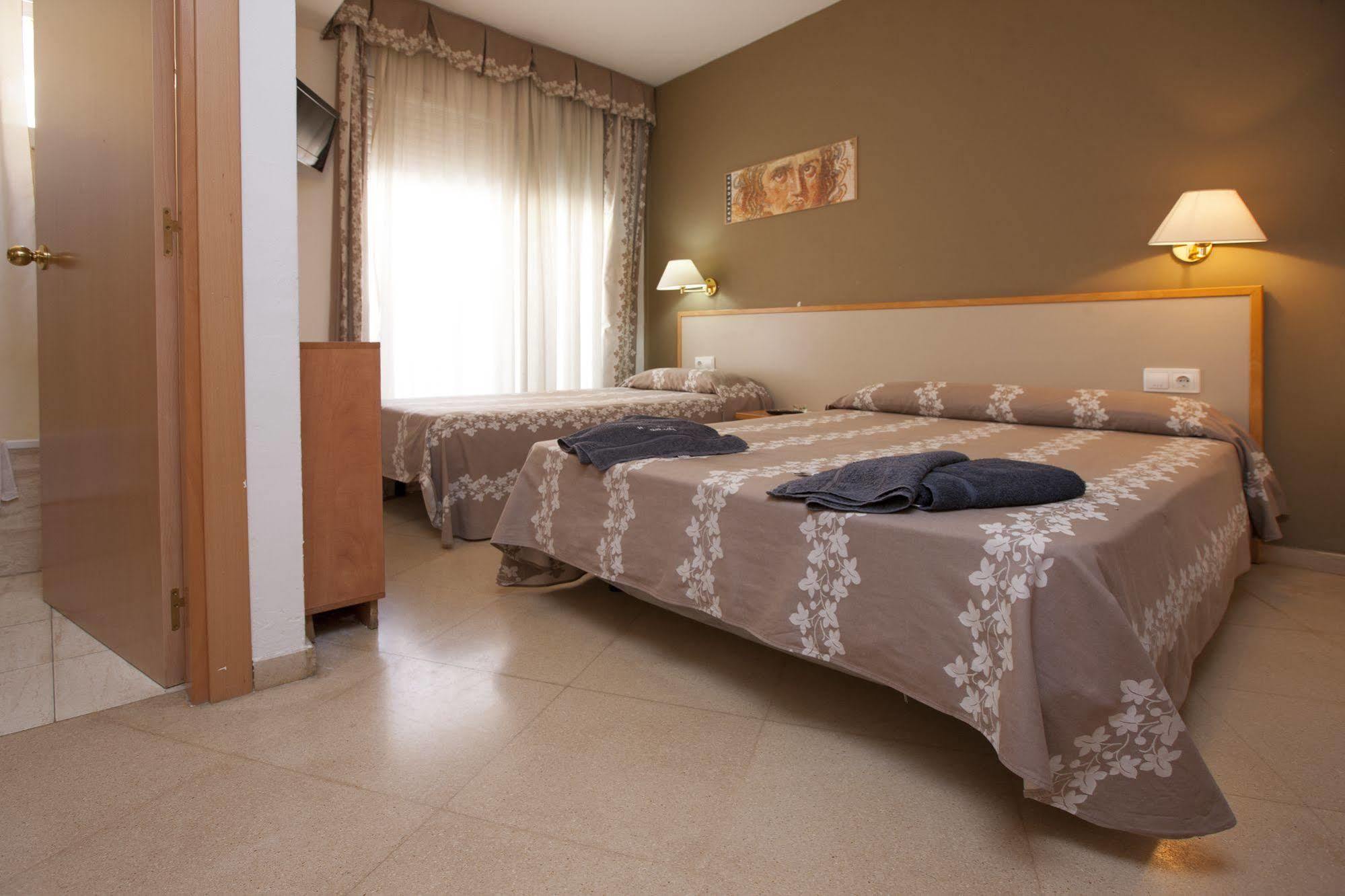 Hotel Cosmos Тарагона Екстериор снимка